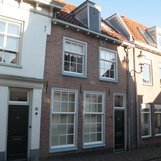 Huis met rechte kroonlijs. Hoog dak. Gerestaureerd