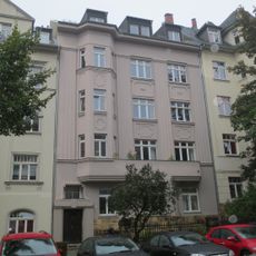 Mietshaus in geschlossener Bebauung mit Vorgarten und Einfriedung Horst-Menzel-Straße 33
