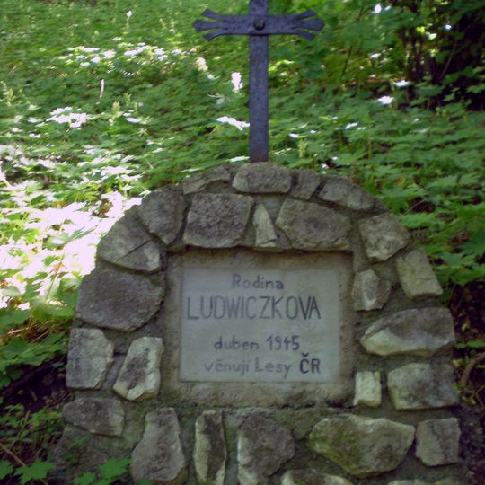 Pomník rodiny Ludwiczkovy západně od Pavlova