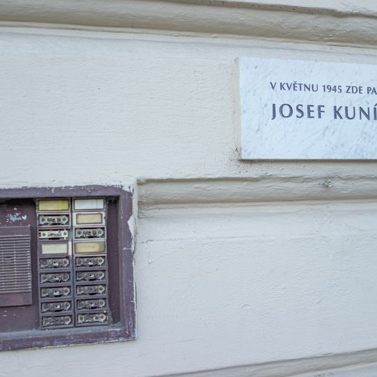 Pamětní deska Josefu Kuníkovi na domě Na slupi 143/3 v Praze
