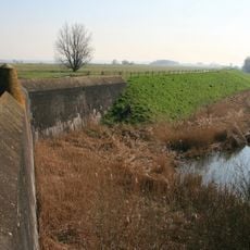 Omgrachting en aarde omwalling versterkt met zeven bastions