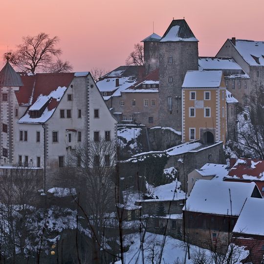 Sachgesamtheit Burg Hohnstein mit folgenden Einzeldenkmalen: Torbau zum unteren Burghof, Unteres Schloss mit Turm, Gedenktafel Hahnewald und rechtwinkliges Seitengebäude sowie Aussichtsplattform, Rampe und To