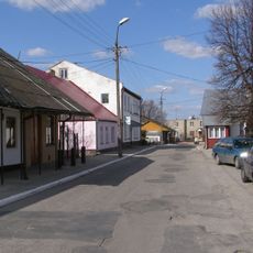 Układ urbanistyczny osady obejmujący rozplanowanie oraz utrzymane w tradycyjnej skali relacje przestrzenne zabudowy miejskiej z XIX-XX w., z akcentami monumentalnych zespołów architektonicznych: kościelnego, cerkiewnego i bożniczego