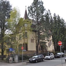Villa mit Ausstattung und Einfriedung