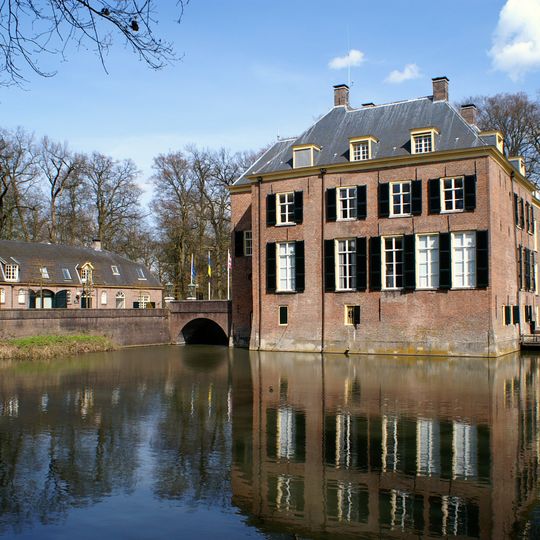 Neerijnen: voorburcht met keermuur en toegangsbrug