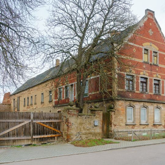 Wohnhaus , Seitengebäude , Scheune, Toreinfahrt und Hofpflaster eines Dreiseithofes Alte Dorfstraße 13; 15