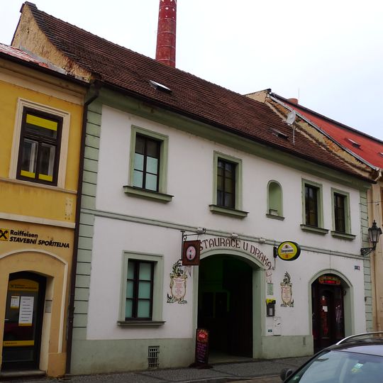 Lidická 9 se sochou svatého Jiří ve výklenku