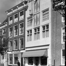 Woon- en pakhuis met ingezwenkte lijstgevel