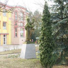 Socha vojáka s děckem před 10. ZŠ v Mostě