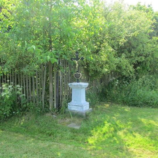 Kříž jihozápadně od Potvorova u zahrad