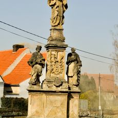 Mariánský sloup na návsi v Chcebuzi