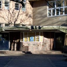 Luisterend meisje en Jongen met bal