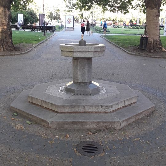 Kašna v severní části Náměstí Míru v Praze