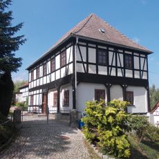 Pfarrhaus und Seitengebäude des Pfarrhofes Dänkritzer Straße 26