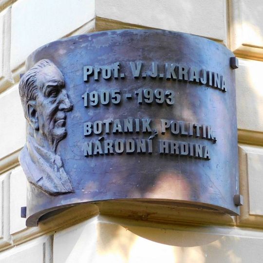 Pamětní deska profesora Krajiny v botanické zahradě Na Slupi v Praze