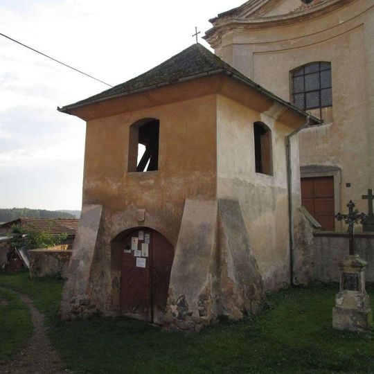 Zvonice ve Hlohovicích před kostelem
