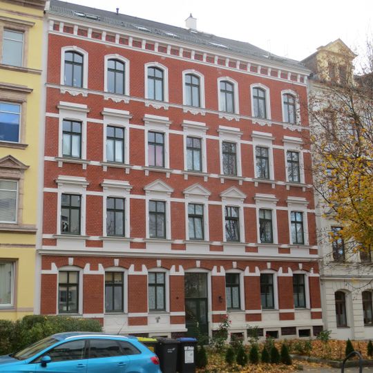 Mietshaus in geschlossener Bebauung mit Vorgarten Zschopauer Straße 138
