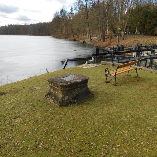 Kamenný podstavec u výpusti Konopišťského rybníka