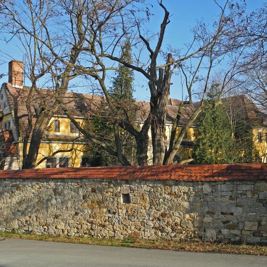 Altes Schloss, Neues Schloss, Wohn- und Wirtschaftsgebäude Kleinborthener Straße 4; 6; 10; 12