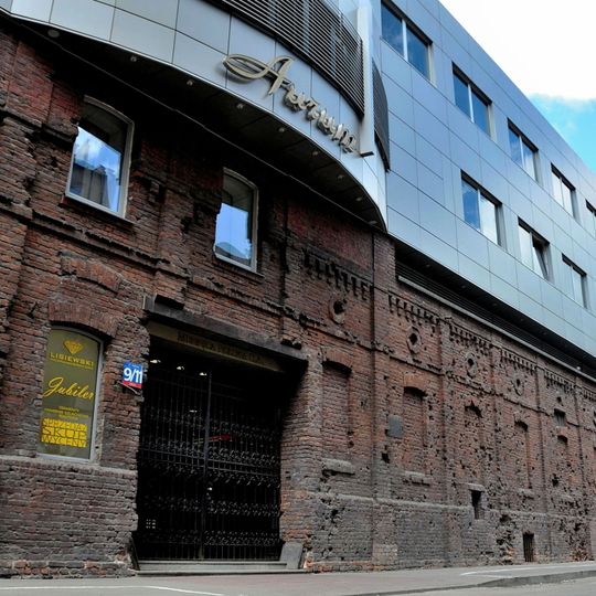 Mur ceglany z bramą od ul. Waliców