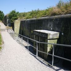 Kazemat XIV (remise voor luchtdoelgeschut en keuken, met magazijn, munitiekamer, twee manschappenverblijven, onderofficierenvertrek.