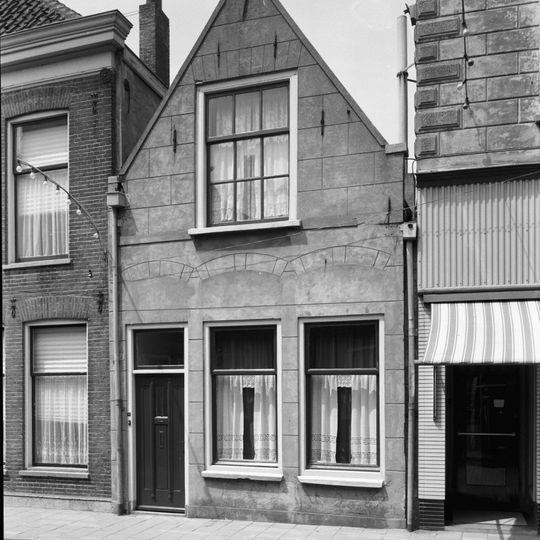 Huis met gepleisterde puntgevel