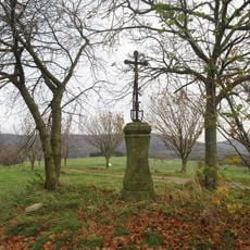 Kříž jižně od Chudenic u polní cesty