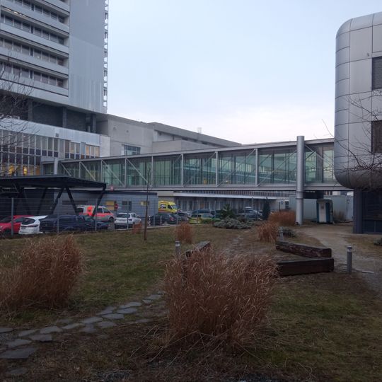 Lávka mezi univerzitním kampusem a nemocnicí Bohunice