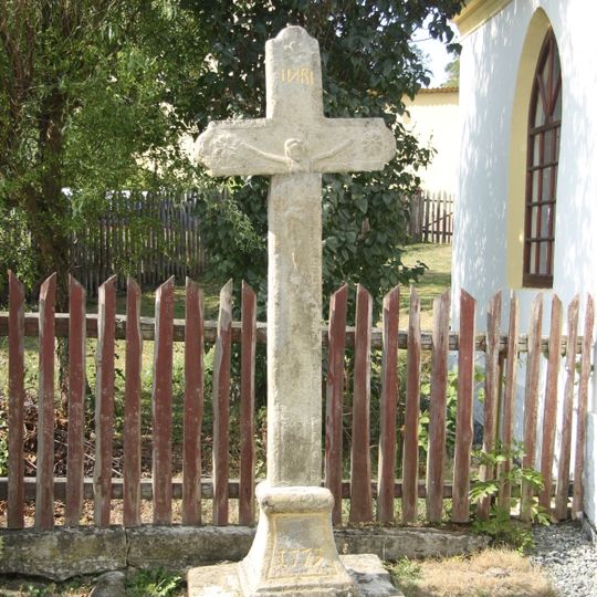 Kříž u kaple v Tuklekách