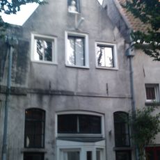 Rechter gedeelte van een dubbel pand met gepleisterde tuitgevel