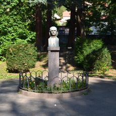 Lesnícka a banská akadémi, pomník s bustou