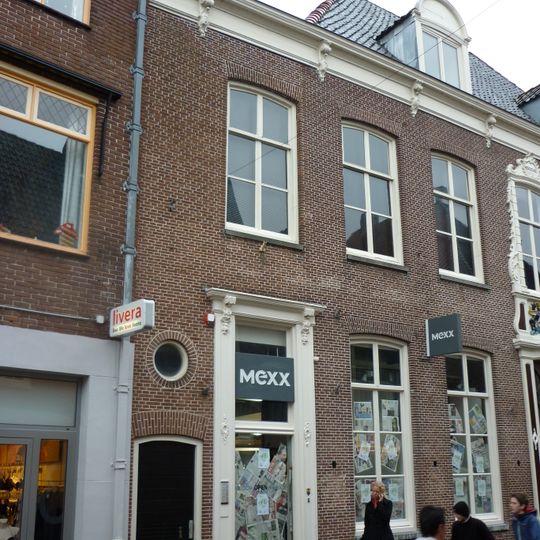 Patriciershuis onder dwars schilddak met dakkapel, bekroond door gebogen fronton