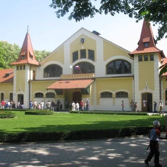 Kaštieľ Topoľčianky s areálom, koniareň