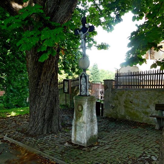 Kříž u kostela v Rovné