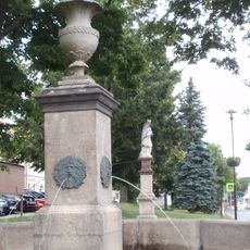 Socha svatého Jana Nepomuckého a dvě kašny