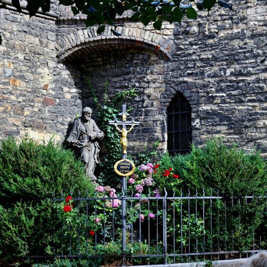 Kříž u kostela svatého Petra na Poříčí v Praze