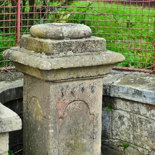 Podstavec po mariánském sloupu v Manětíně