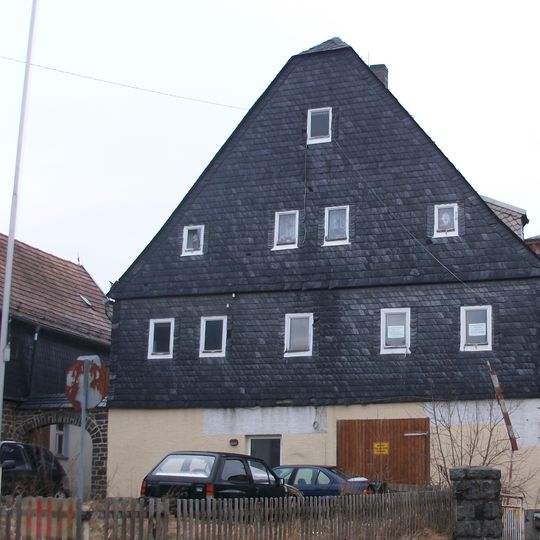 Ehemaliges Wohnhaus eines Bauernhofes, mit Torbogen und Einfriedung des Vorgartens August-Bebel-Straße 6