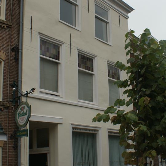 Pand met gepleisterde lijstgevel