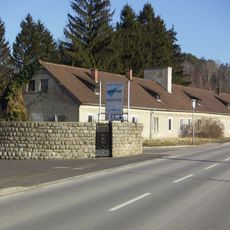 SS-Mannschaftshäuser und Überreste, Polnischer Gedenkstein