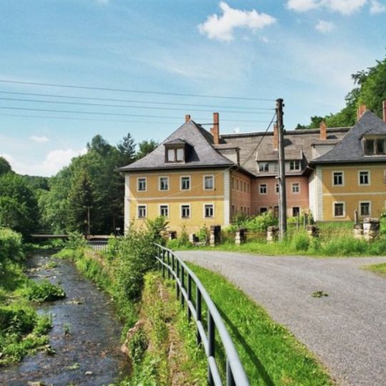 Einzeldenkmale der Sachgesamtheit Rittergut Giesenstein: Herrenhaus, zwei Wirtschaftsgebäude, zwei Scheunen, Bergkeller und Einfriedung Giesenstein 1; 1b; 2; 3; 4; 5