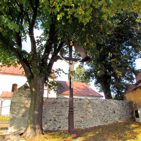 Kříž u kostela sv. Václava v Chlumu