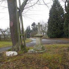 Kříž na návsi v Očíně