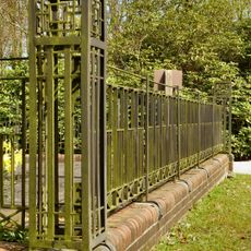 Hekwerk rond het familiegraf van de familie Gewin