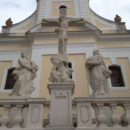 Areál farského kostola, súsošie-kríž s korpusom