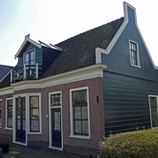 Eenvoudig huis onder dwars zadeldak