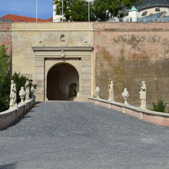 Nitriansky hrad, kurtína s bránou