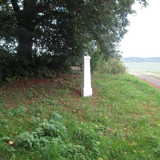 Kříž západně od Tlumačova u okraje lesa