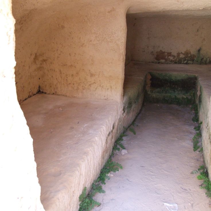 Makronissos Tombs