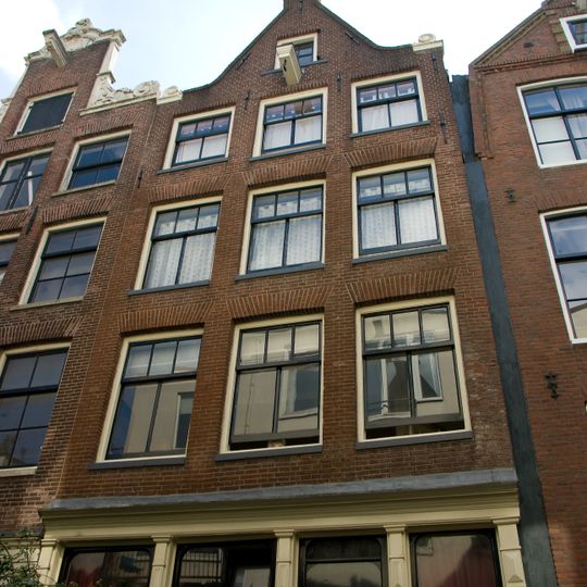 Huis waarvan de geveltop vervangen door een punttop